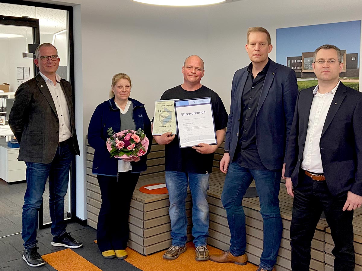Uwe Stephan bekommt eine Ehrenurkunde für 25-jähriges Arbeitsjubiläum